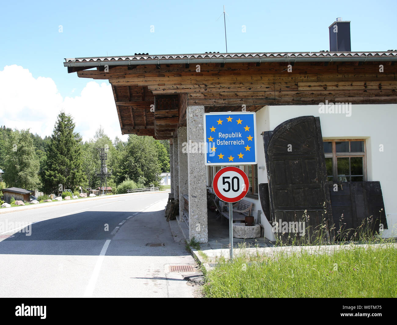 Grenzschild Republik Österreich am Grenzübergang Dürrnberg Stock Photo