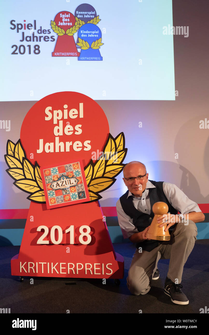 Pressekonferenz zum 'Spiel des Jahres 2018' im Berliner Swissotel. Hier gewann der Erfinder Michael Kiesling mit dem Spiel „Azul“ den Preis für das Spiel des Jahres. Stock Photo