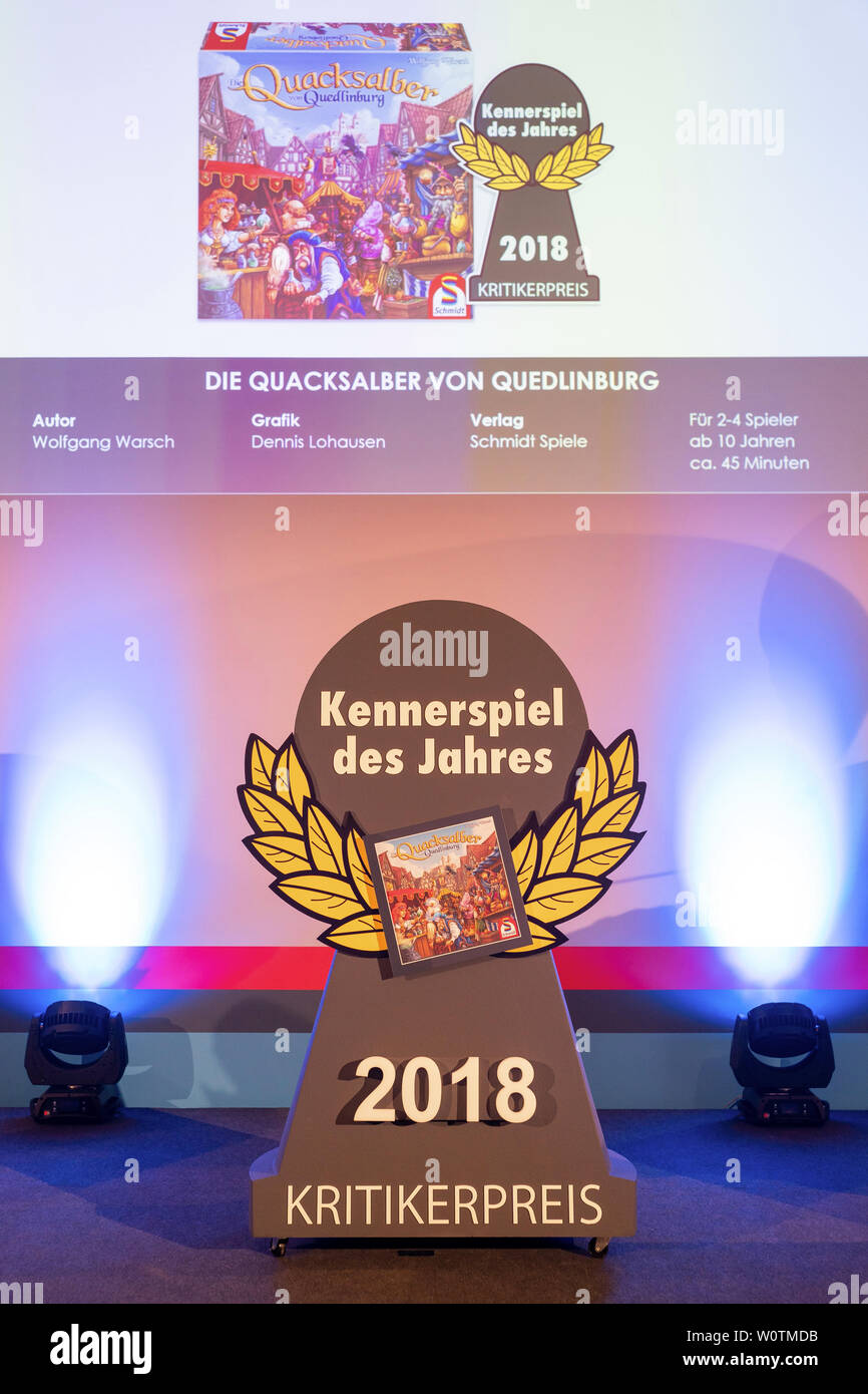 Pressekonferenz zum 'Spiel des Jahres 2018' im Berliner Swissotel. Hier gewann der Erfinder Michael Kiesling mit dem Spiel „Azul“ den Preis für das Spiel des Jahres. Stock Photo