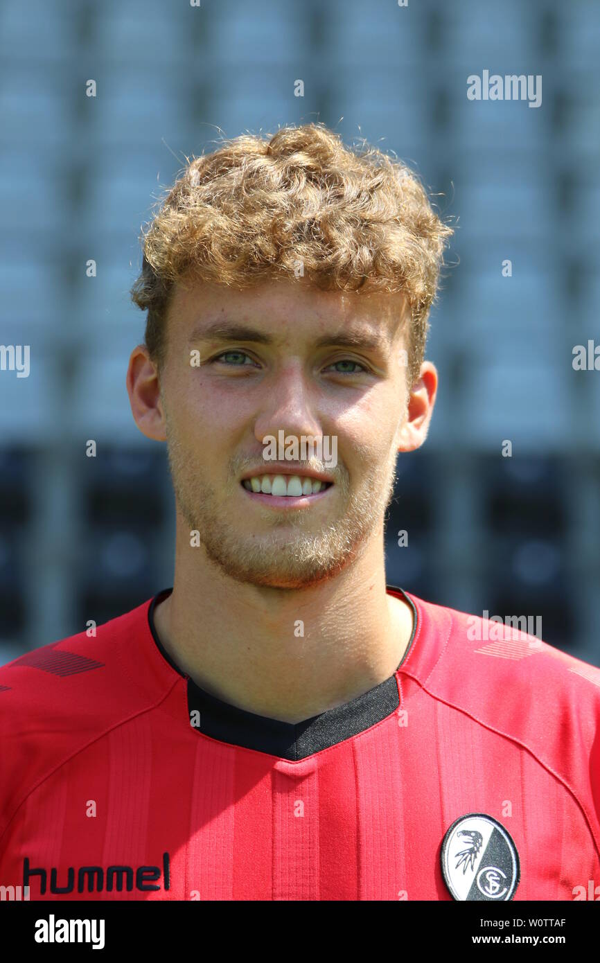 Luca Waldschmidt Freiburg Sc Freiburg Mannschaftsfoto 2018 19 Stock Photo Alamy