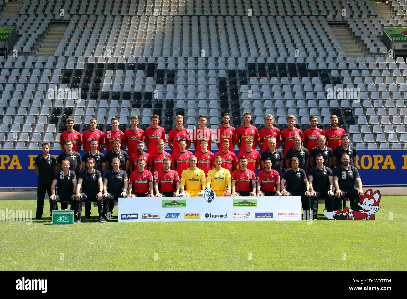 Mannschaftsfoto SC Freiburg - (nicht im Bild: Amir Abrashi, Constantin Frommann, Çaglar Söyüncü) Hintere Reihe v.l.n.r.:Pascal Stenzel, Christian Günter, Florian Kath, Janik Haberer, Dominique Heintz, Philipp Lienhart, Keven Schlotterbeck, Tim Kleindienst, Robin Koch, Nils Petersen, Florian Niederlechner, Manuel Gulde, Lucas Höler Mittlere Reihe v.l.n.r.:Busfahrer Stefan Spohn, Zeugwart Max Beckmann, Mannschaftsarzt Dr. Helge Eberbach, Mannschaftsarzt Dr. Gerrit Bode, Brandon Borrello, Caleb Stanko, Nicolas Höfler, Lukas Kübler, Mike Frantz, Luca Waldschmidt, Trainer Christian Streich, Co-Tr Stock Photo