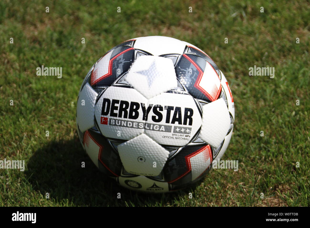 Derbystar - der neue Spielball der Fussball-Bundesliga in der Saison 2018/19  Stock Photo - Alamy