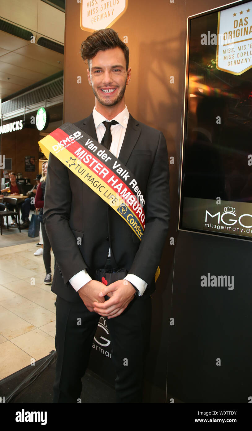 Tom von Holzapfel , Mister Hamburg 2018 Winner , Miss & Mister Hamburg