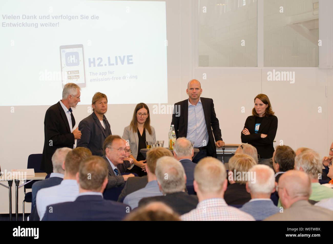 Final discussion with guests, in picture (from left to right) Peter Hamann  (ees e. v.), Crsten Theet (ees e. V.), Melanie Koch (GP Joule), Dr. Uffe  Borup (Ned Hydrogen Solutions), Sybille Riepe (