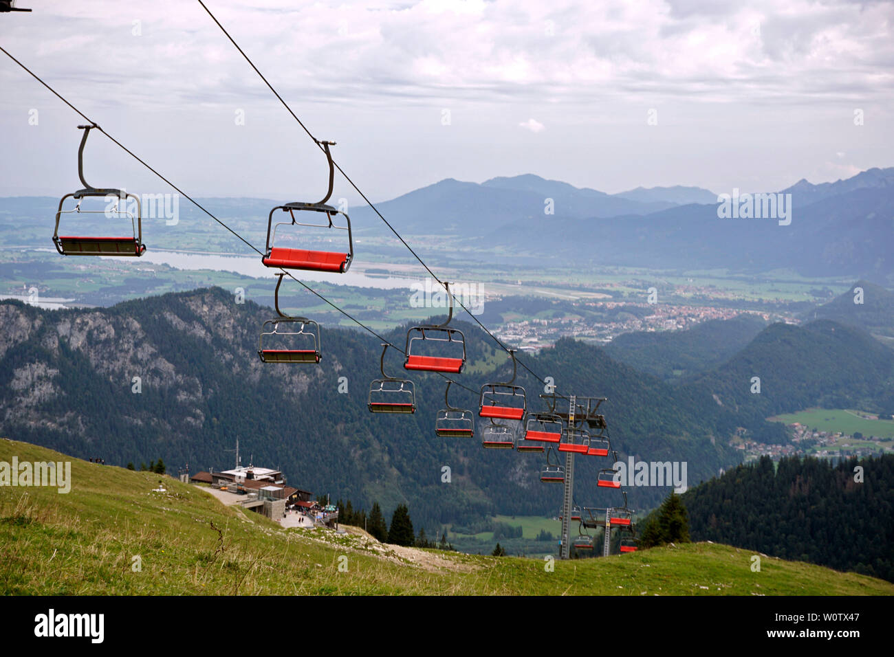15.09.2018, hiking in Bavaria, on the Breitenberg near Pfronten in the  Allgäu. In the background the mountain massif of Aggenstein (1987m). The  chairlift Hochalpbahn with empty gondolas Stock Photo - Alamy