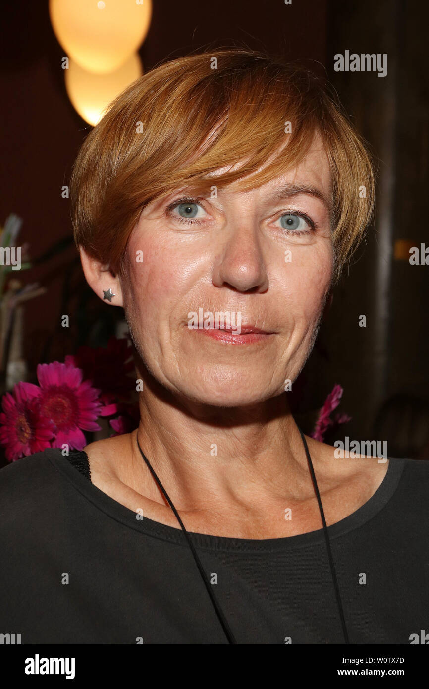 Judith Arendt, Lesung Helle und der Tote im Tivoli, Bey's Café, Hamburg,  25.09.2018 Stock Photo - Alamy
