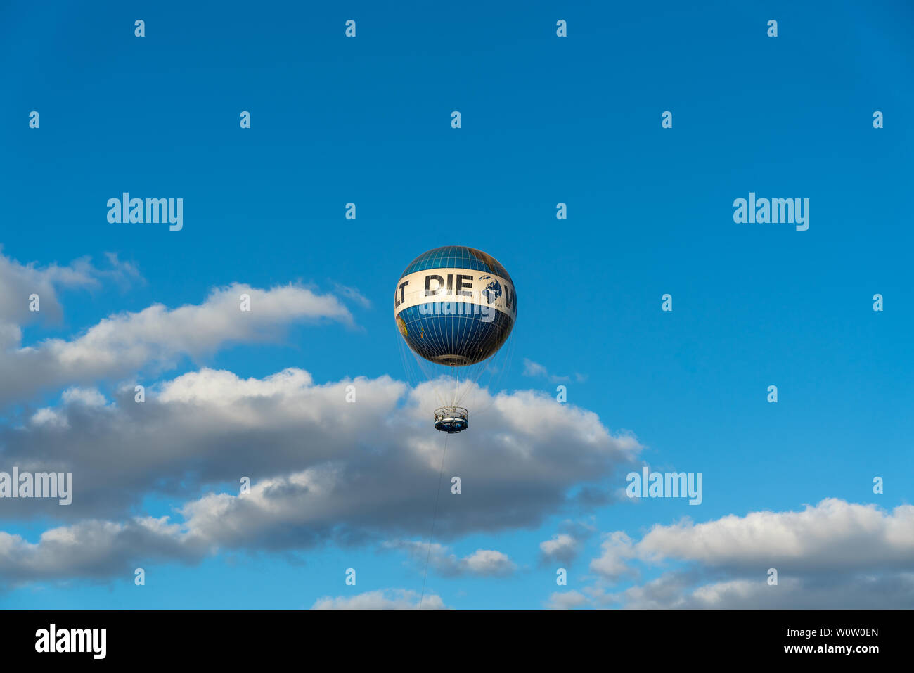 Dessin d'un ballon d'air volant. Belle carte Photo Stock - Alamy