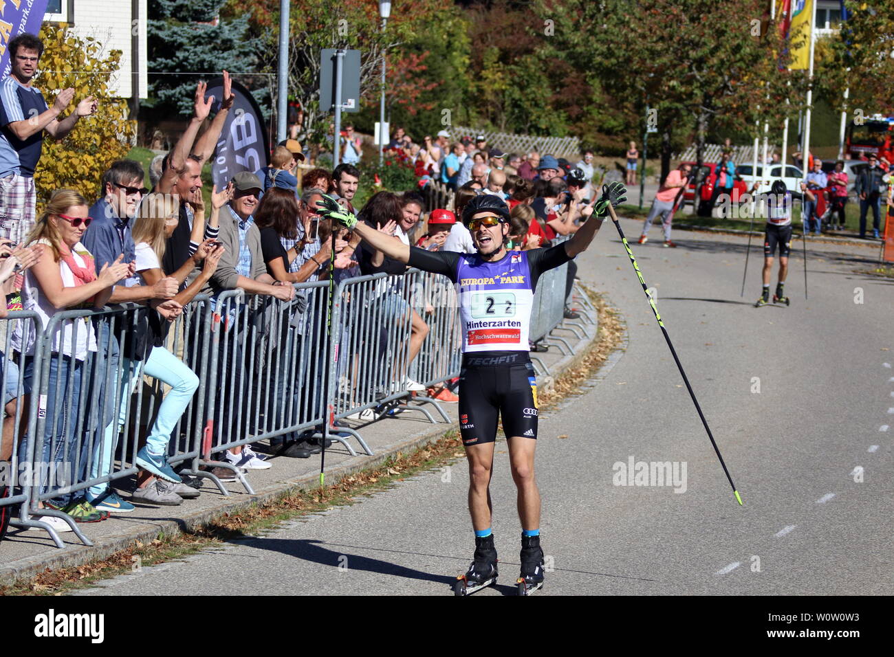 Das Ziel vor Augen, der Gegner geschlagen, Fabian Riessle (SZ Breitnau) bei der Team DM Nordische Kombination 2018 in Breitnau, Eric Frenzel (SSV Geyer) bleibt Platz 2 Stock Photo