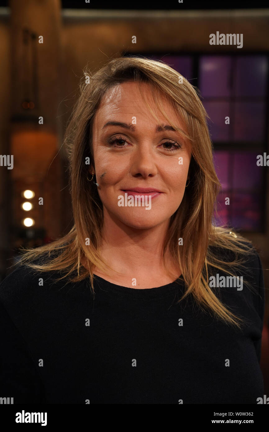 Alwara Hoefels Die Bekannte Schauspielerin Im Portrait Als Gast Bei Der Wdr Fernseh Talkshow Koelner Treff Am Freitag 09 11 2018 In Koeln Stock Photo Alamy