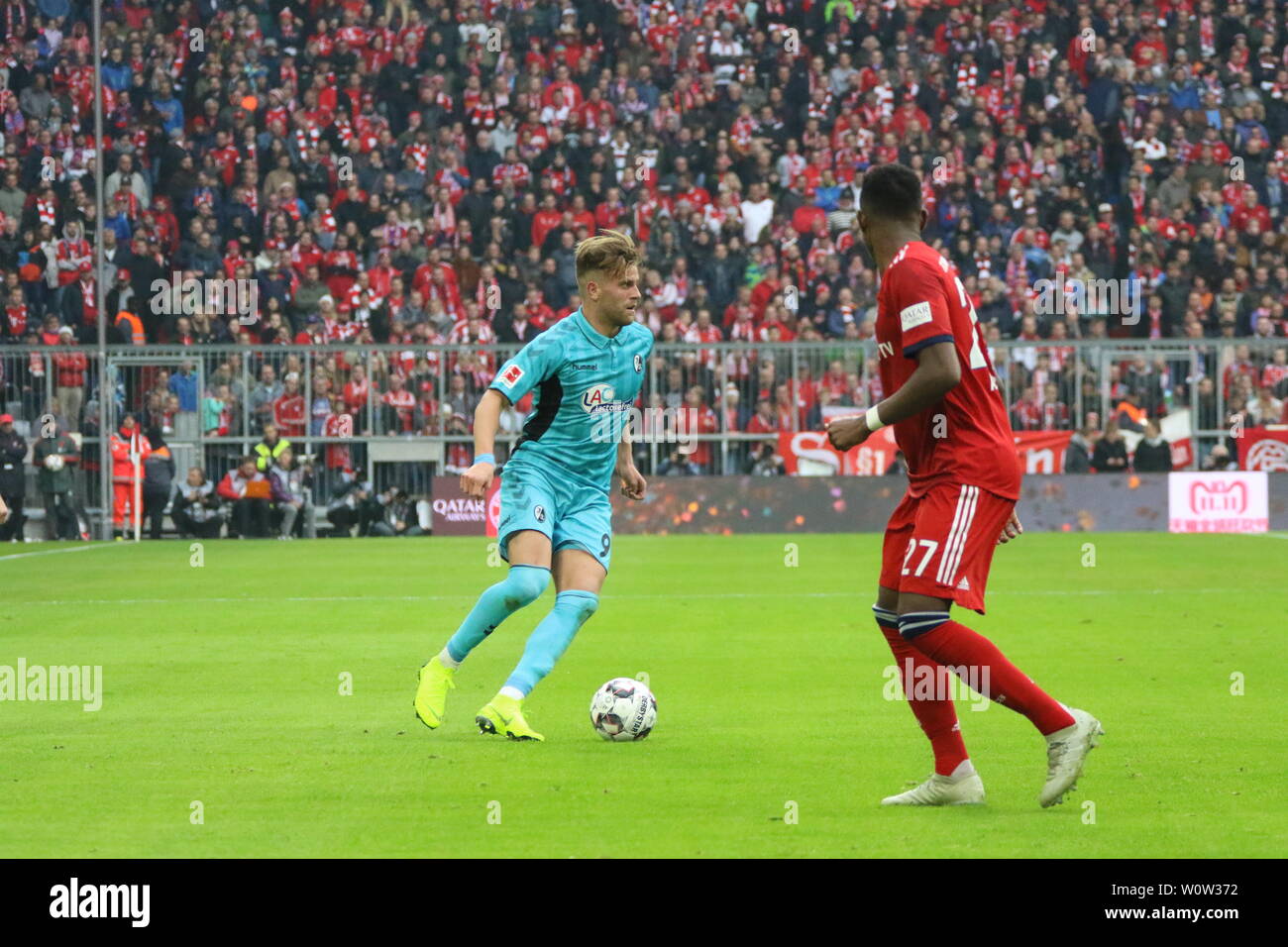 Lucas Hoeler (Freiburg) mit Ball im Duell mit Jérôme Boateng Jerome Boateng (Bayern),    1. BL: 18-19: 10. Sptg. -  Bayern Muenchen vs. SC Freiburg  DFL REGULATIONS PROHIBIT ANY USE OF PHOTOGRAPHS AS IMAGE SEQUENCES AND/OR QUASI-VIDEO  Foto: Joachim Hahne/johapress Stock Photo