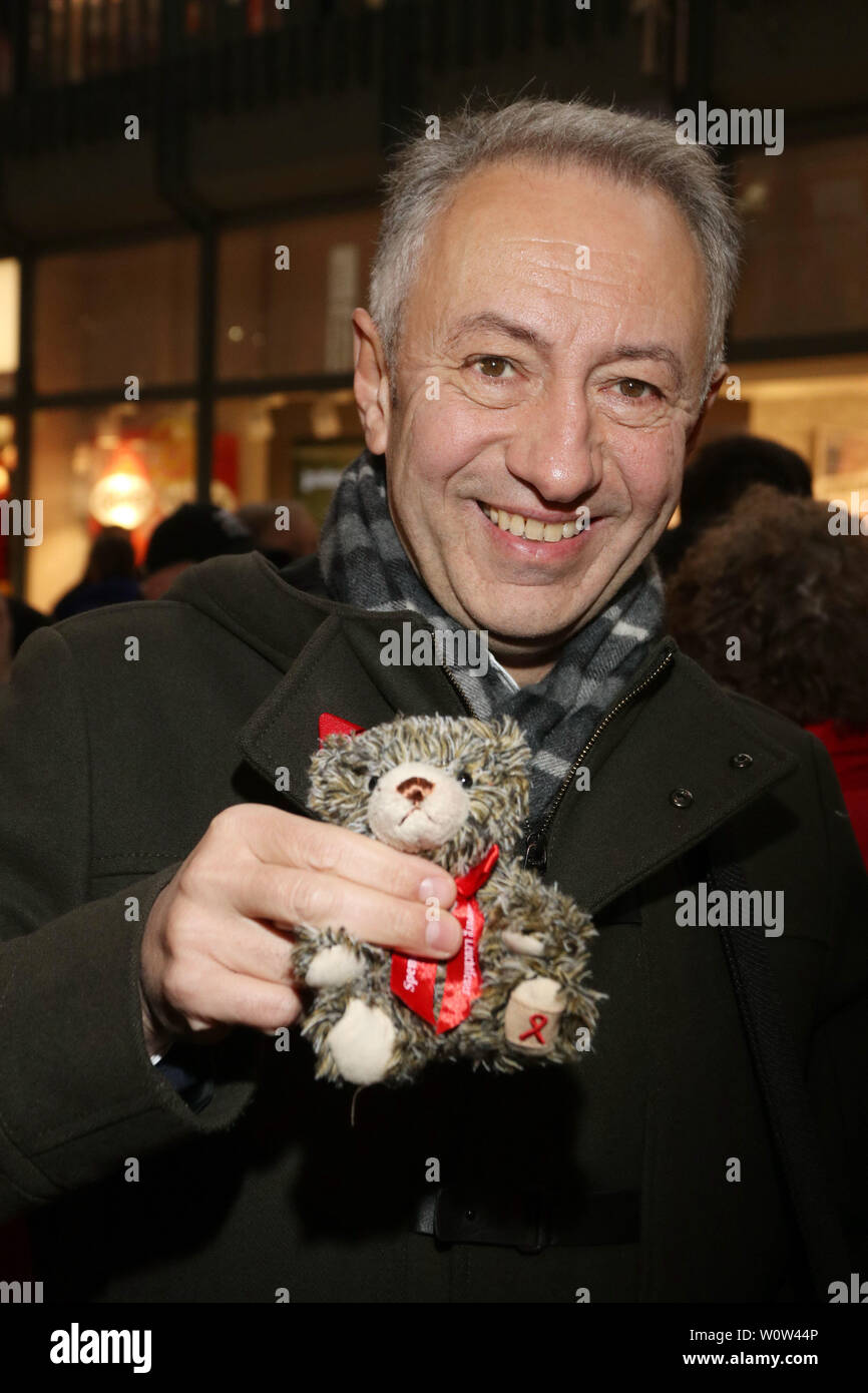 Farid Mueller, Teddybaeren Charityverkauf zu Gunsten Leuchtfeuer, Wandelhalle Hauptbahnhof Hamburg, 22.1.2018 Stock Photo