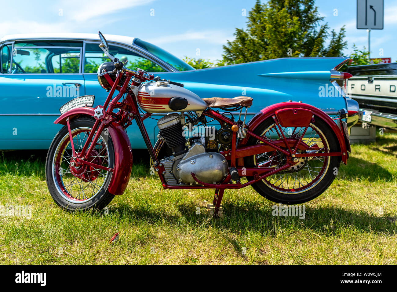 PAAREN IM GLIEN, GERMANY - MAY 19, 2018: Motorcycle Standart Kurier 500 Luxus, 1939. Manufactured by Standard Fahrzeugfabrik Wilhelm Gutbrod. Die Oldtimer Show 2018. Stock Photo