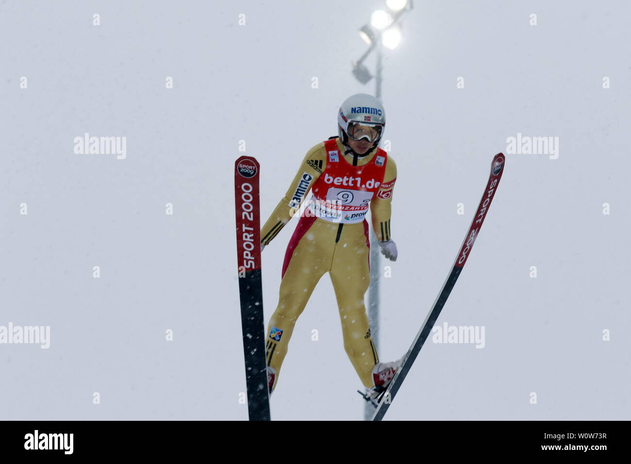 Springen unter Flutlicht beim FIS Weltcup Skispringen Frauen - Teamwettkampf in Hinterzarten: Thea Sofie Kleven (Norwegen) Stock Photo