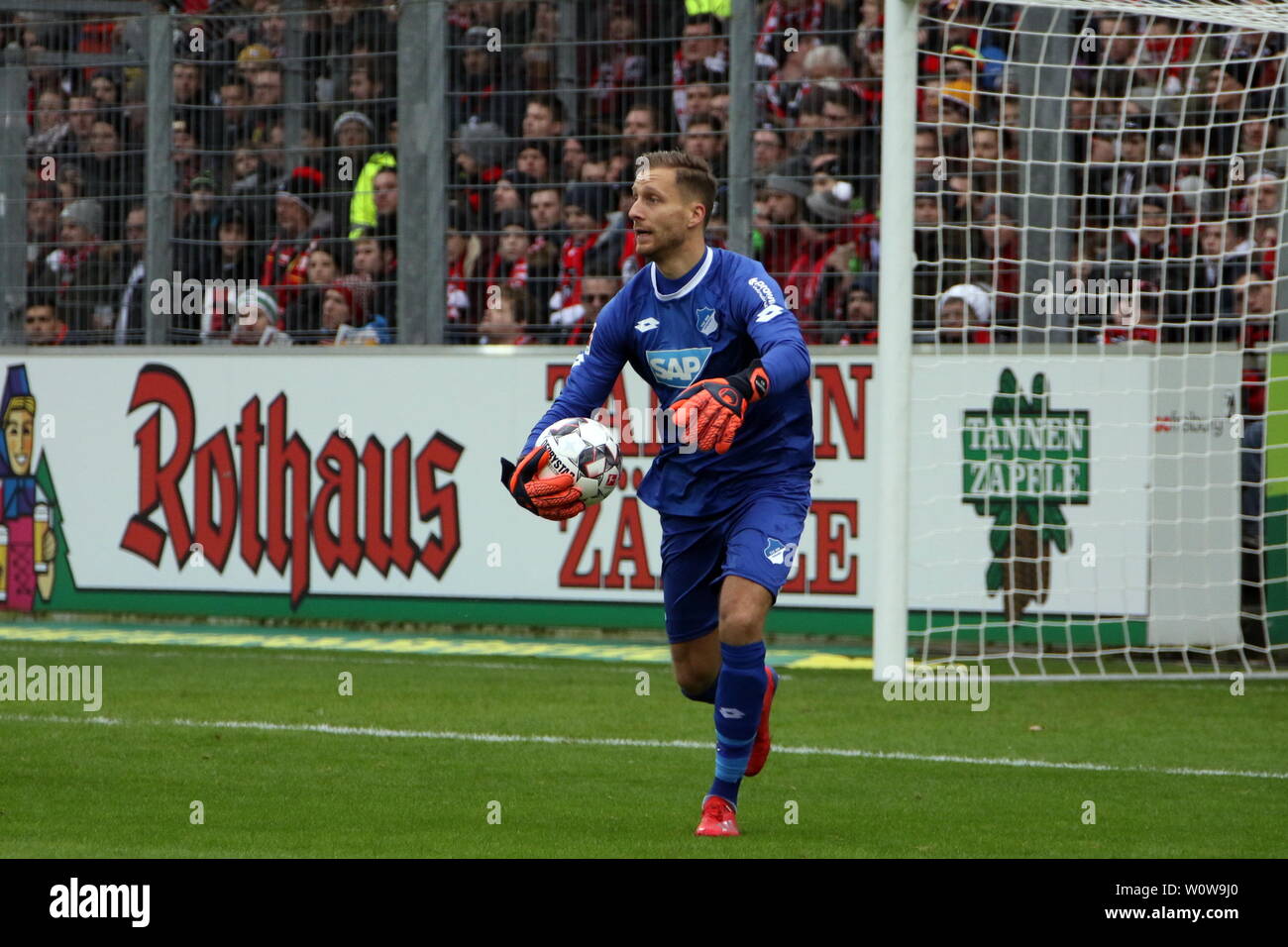Torwart Oliver Baumann (Hoffenheim) mit Ball, 1. BL: 18-19: 19. Sptg. - SC  Freiburg vs. TSG