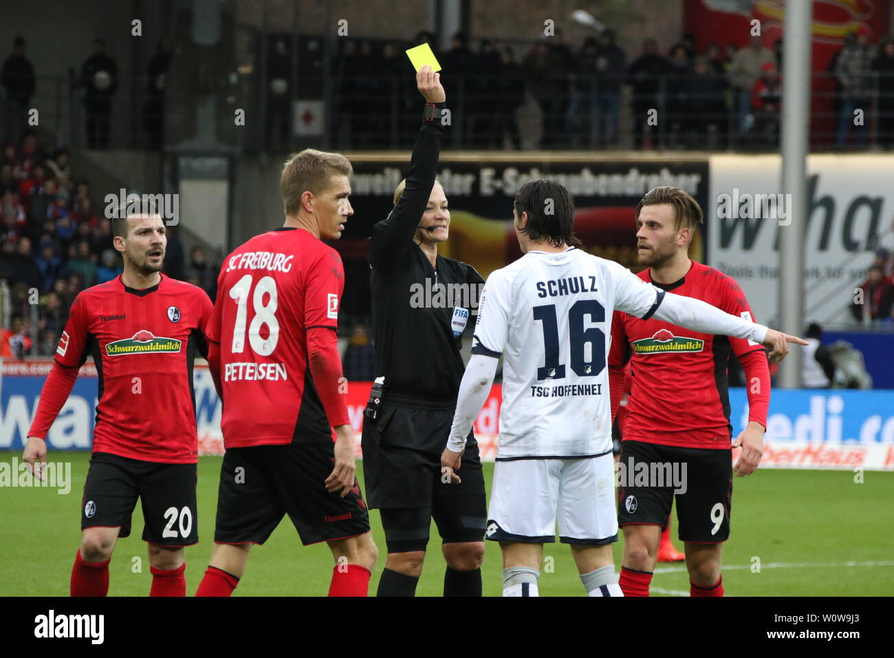 Fußball gelbe karte hires stock photography and images Alamy