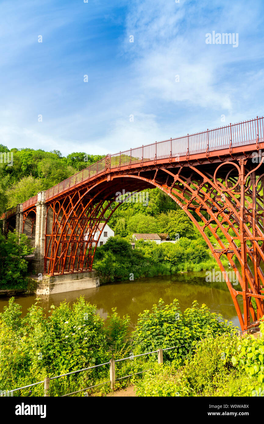 The 1779 iron bridge over the River Severn was the World’s first. A 2018 refurbishment restored its original red-brown colour, Ironbridge, Shropshire Stock Photo