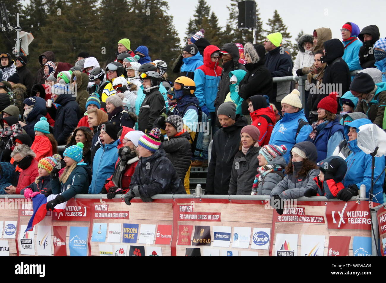 Die Fans sind aus dem Häuschen: Zwei Deutsche Snowboarder standen beim FIS-Weltcup Einzel Snowboard Cross SBX auf dem Feldberg auf dem Podest Stock Photo