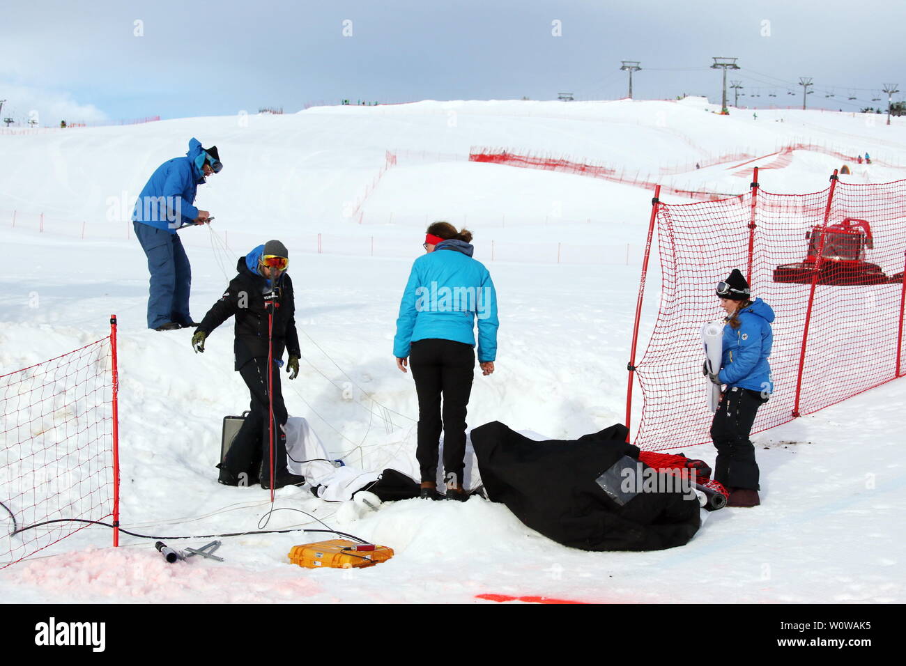 Trotz Sonnenschein, aber teilweise orkanartigen Sturmböen führten zur Absage des FIS-Weltcup im Team Snowboard Cross SBX am Feldberg im Schwarzwald - Gerätschaften Fangzäune und andere Utensilien werden abgebaut Stock Photo