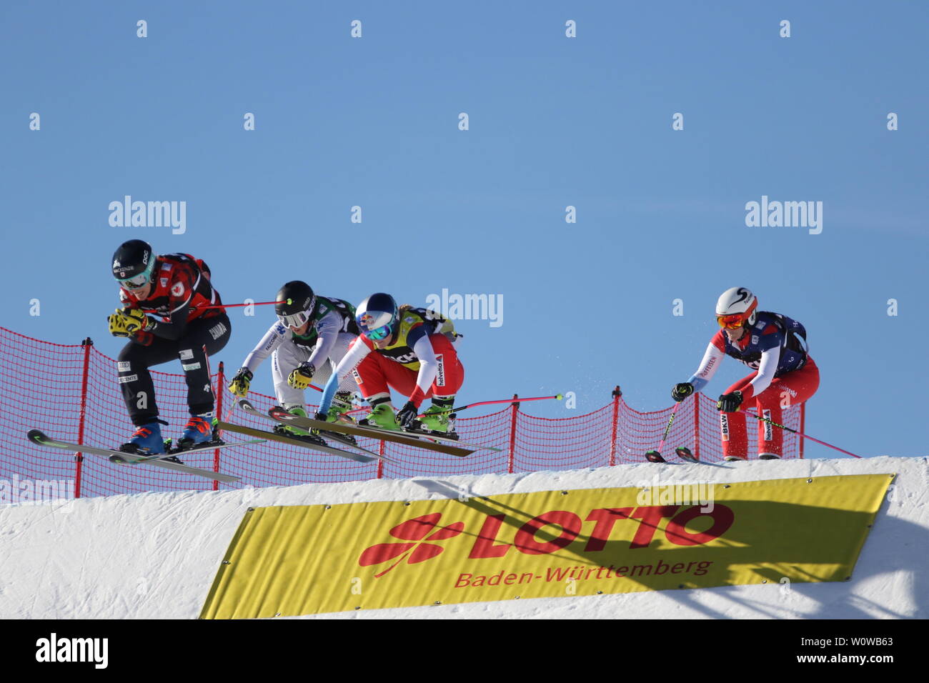 Spektakuläre Rennen und Sprünge bei blauem Himmel beim FIS Ski Cross Weltcup Feldberg - 1. Tag Stock Photo