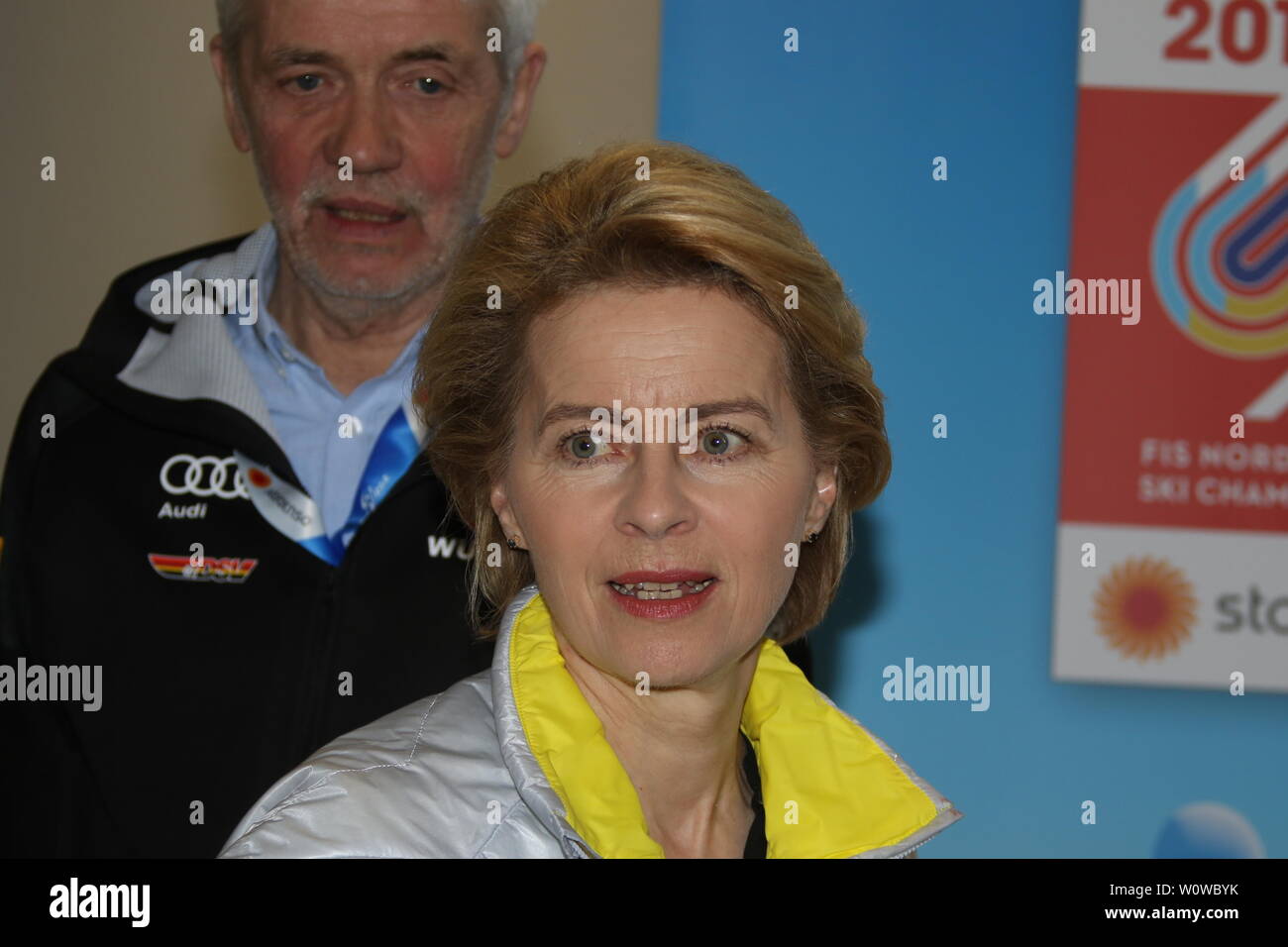 Ursula Gertrud von der Leyen (deutsche Politikerin, Bundesministerin, Verteidigungsministerin, Bundesministerin der Verteidigung) bei der Nordischen Kombination, FIS Nordische Ski-WM 2019 in Seefeld Stock Photo