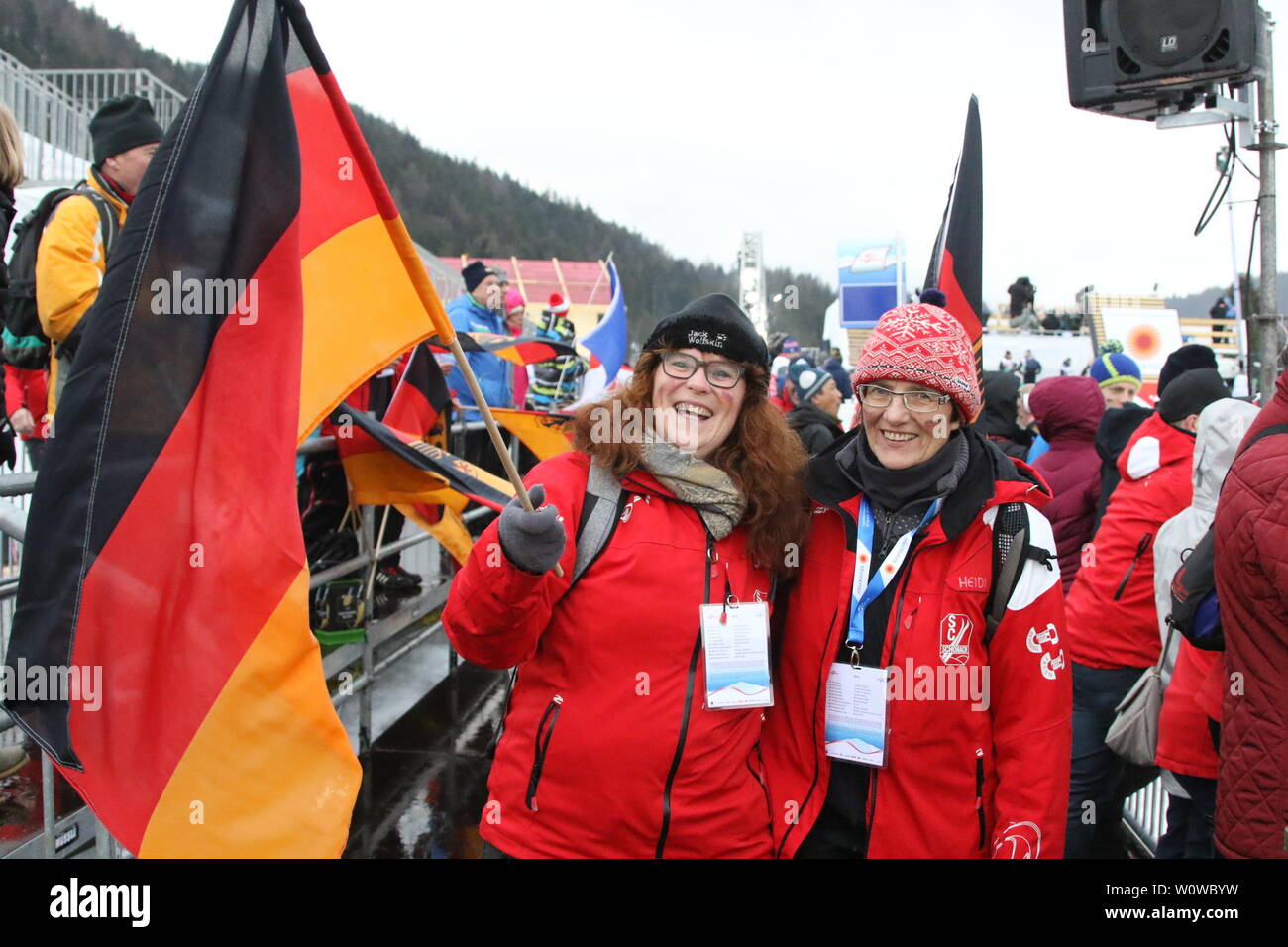 Schonacher Fans mit Flagge an der Laufstrecke: Klara und Heidi Spitz bei der FIS Nordische Ski-WM 2019 in Seefeld Stock Photo