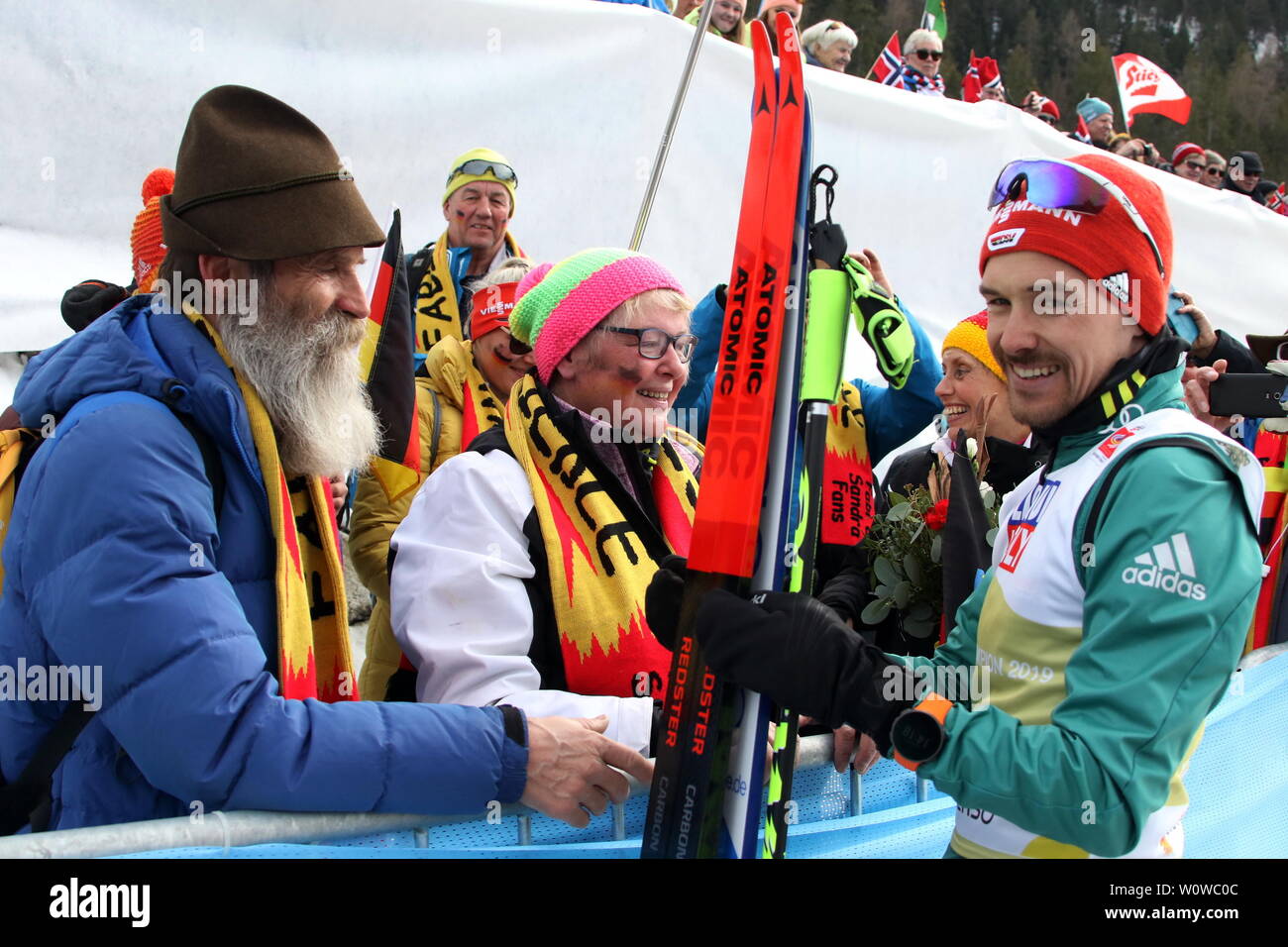 Gestatten, ich bin der Weltmeister: Fabian Riessle (SZ Breitnau /Deutschland) bei den Eltern Alfred und Barbara Rießle nach dem Gewinn des WM-Titels im Teamsprint Nordic Combined FIS Nordische Ski-WM 2019 in Seefeld Stock Photo