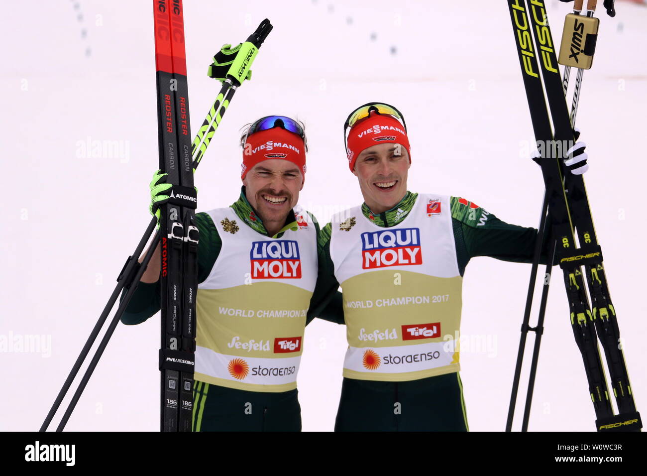 Team-Weltmeister: v.li. Fabian Riessle (SZ Breitnau /Deutschland) und Eric Frenzel (SSV Geyer) beim  Teamsprint Nordic Combined FIS Nordische Ski-WM 2019 in Seefeld Stock Photo