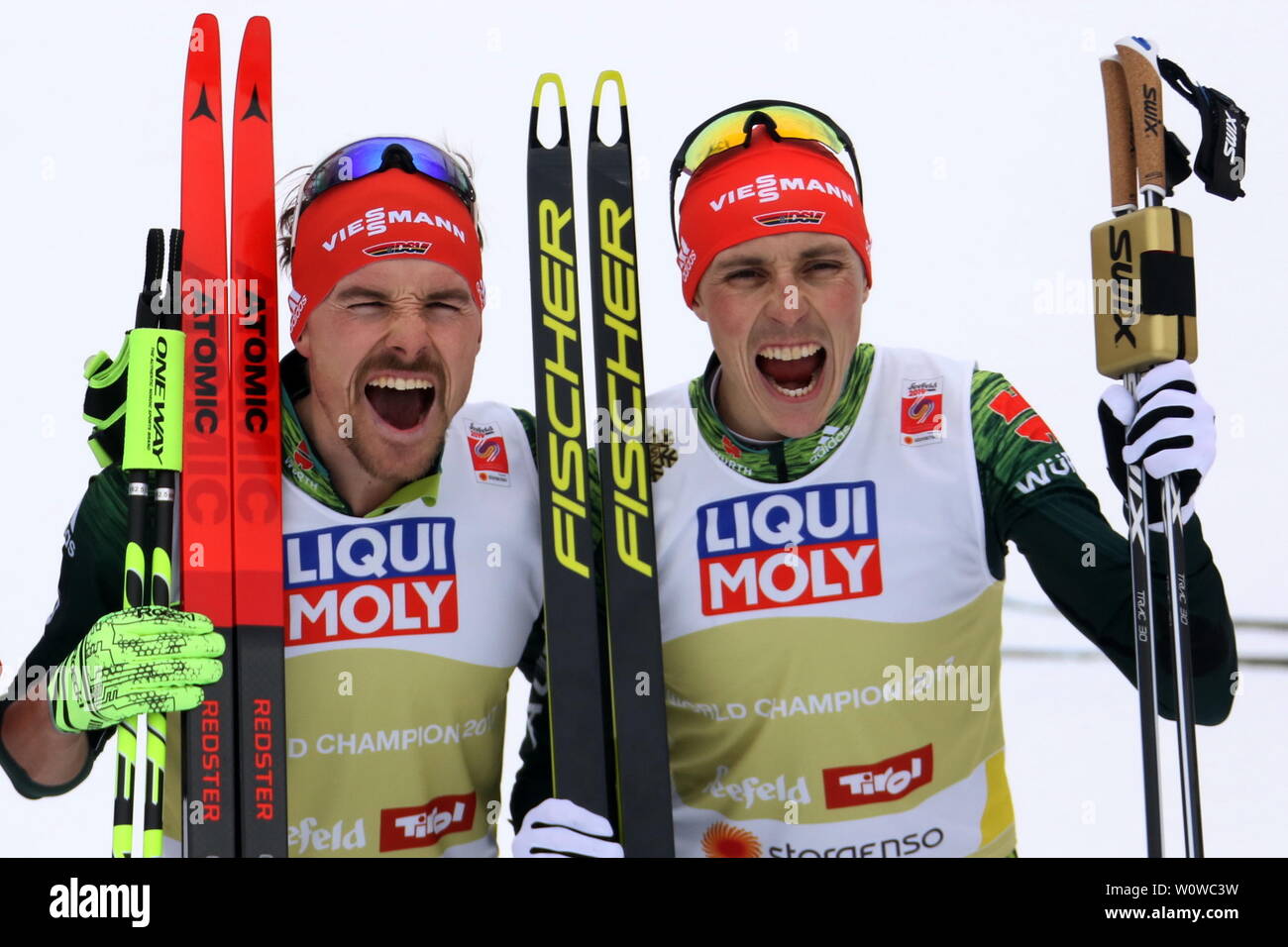 Alle Anspannung muss raus: Fabian Riessle (SZ Breitnau /Deutschland) und Eric Frenzel (SSV Geyer) grüßen als Team-Weltmeister beim Teamsprint Nordic Combined FIS Nordische Ski-WM 2019 in Seefeld Stock Photo