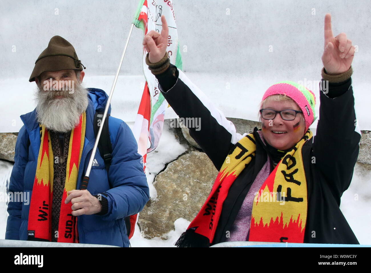 So sehen Siegereltern aus: Alfred und Barbara Rießle bejubeln den Sieg von Fabian Riessle (SZ Breitnau /Deutschland) beim Teamsprint Nordic Combined FIS Nordische Ski-WM 2019 in Seefeld Stock Photo
