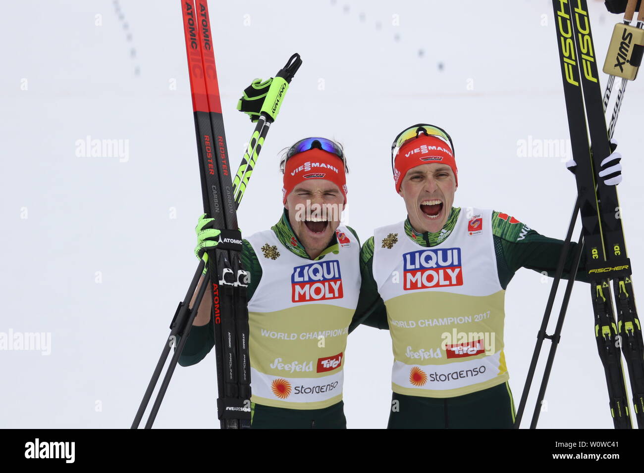 Siegertypen haben gut lachen: Fabian Riessle (SZ Breitnau /Deutschland) und Eric Frenzel (SSV Geyer) nach dem Teamsprint Nordic Combined FIS Nordische Ski-WM 2019 in Seefeld Stock Photo