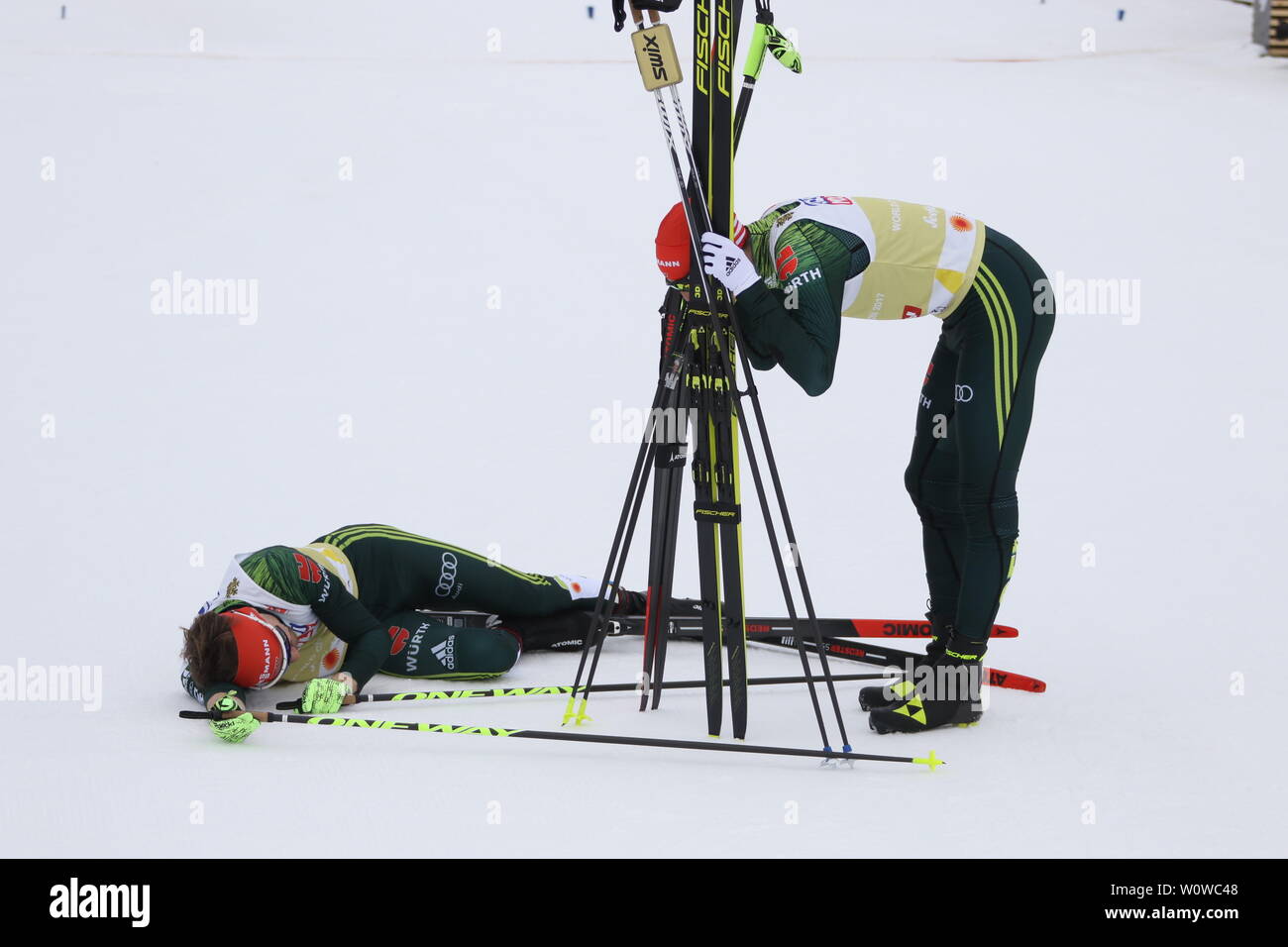 Doppelweltmeister Eric Frenzel (SSV Geyer) verneigt sich vor Fabian Riessle (SZ Breitnau /Deutschland) nach dem Zieleinlauf beim Teamsprint Nordic Combined FIS Nordische Ski-WM 2019 in Seefeld Stock Photo