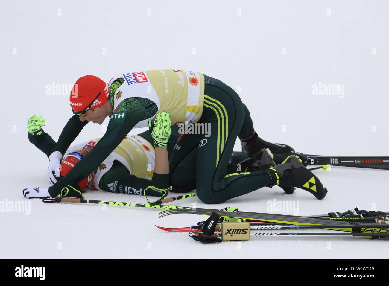 Erstmal drücken: Eric Frenzel (SSV Geyer) bejubelt mit Fabian Riessle (SZ Breitnau /Deutschland) den WM-Titel beim Teamsprint Nordic Combined FIS Nordische Ski-WM 2019 in Seefeld Stock Photo