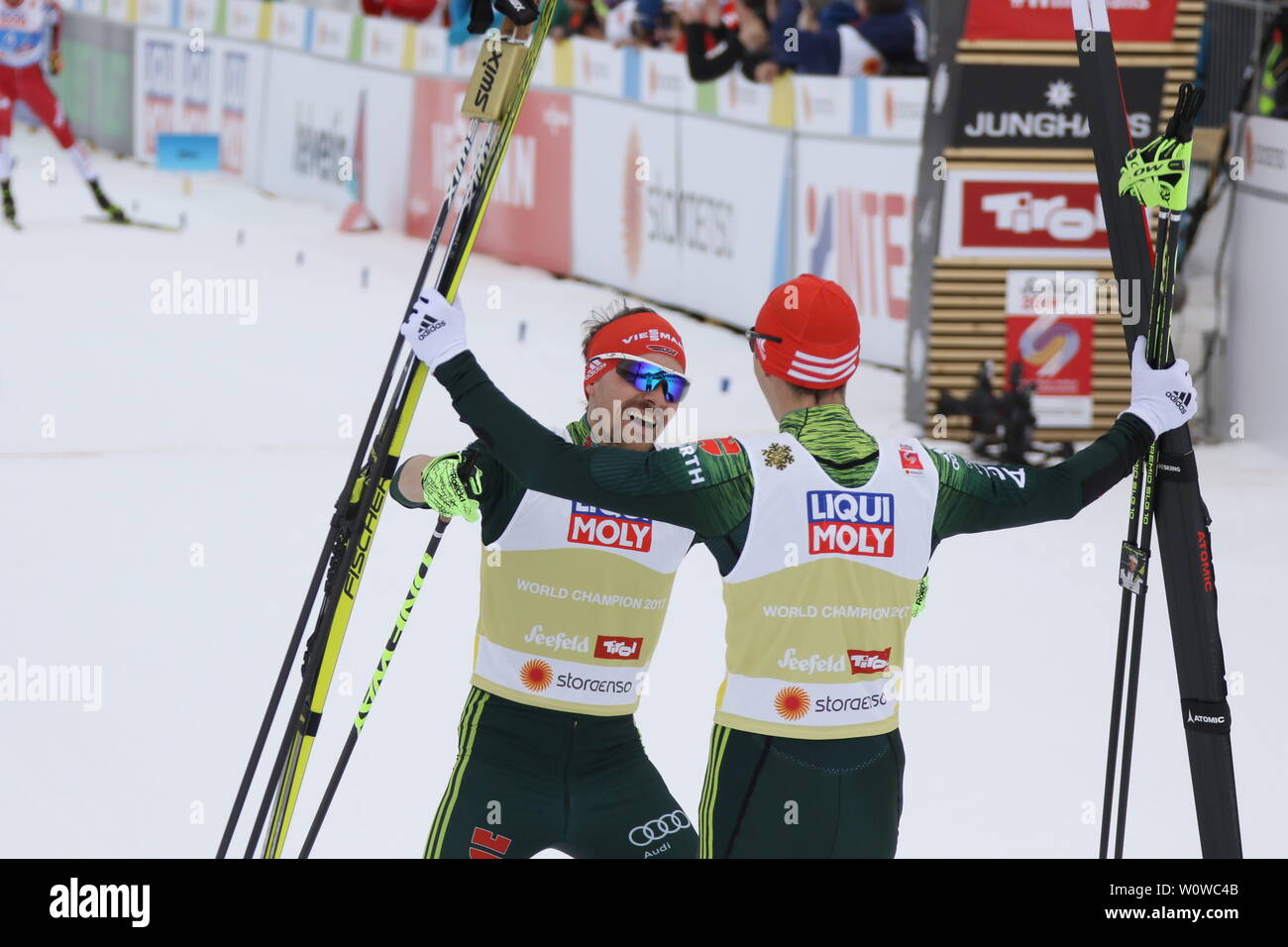 Team-Glück: Eric Frenzel (SSV Geyer) empfängt Fabian Riessle (SZ Breitnau /Deutschland) beim Teamsprint Nordic Combined FIS Nordische Ski-WM 2019 in Seefeld Stock Photo
