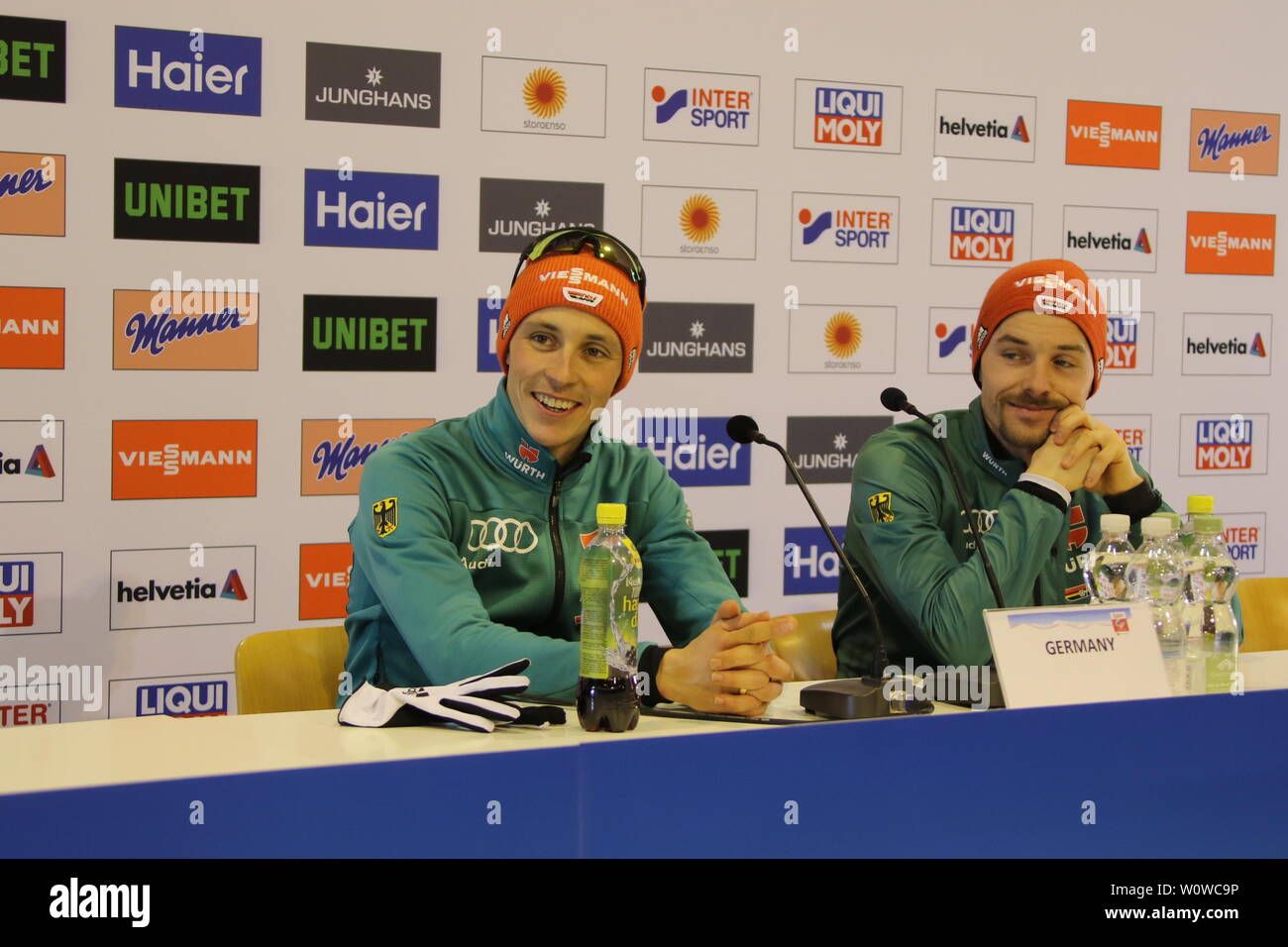 Sie haben gut lachen: v.li. Eric Frenzel (SSV Geyer) und Fabian Riessle (SZ Breitnau /Deutschland) bei der Pressekonferenz, PK zum Teamsprint Nordic Combined FIS Nordische Ski-WM 2019 in Seefeld Stock Photo