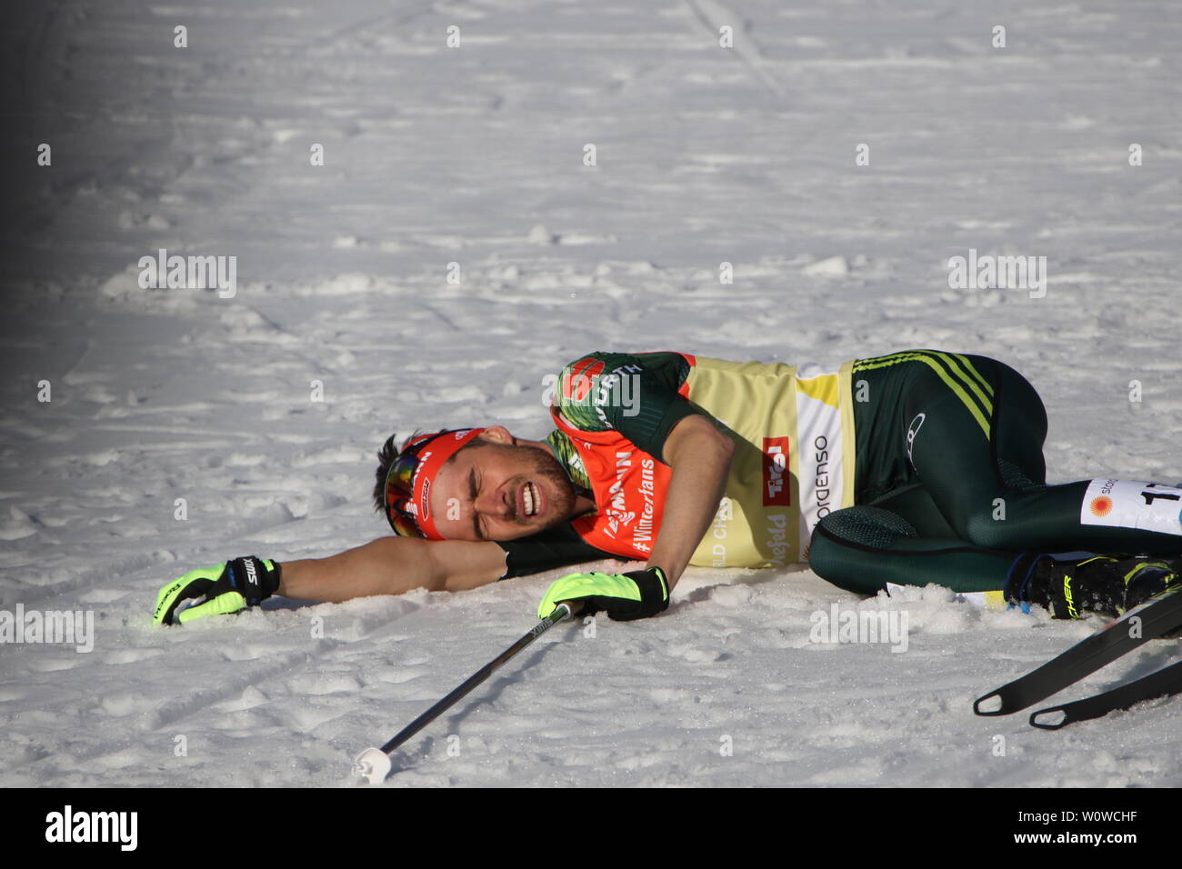 Abgekämpft und kaputt liegt Johannes Rydzek (Oberstdorf)  auf dem Schnee im Zielraum nach dem Einzel Nordische Kombination, FIS Nordische Ski-WM 2019 in Seefeld Stock Photo