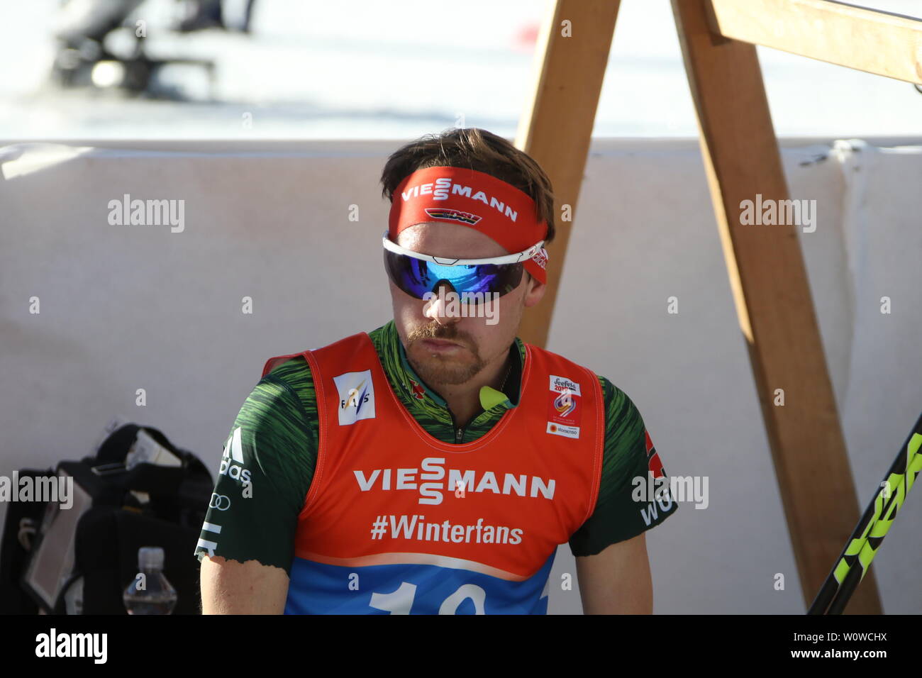 Enttäuscht sitzt Fabian Riessle (SZ Breitnau /Deutschland) nach dem Einzel Nordische Kombination, FIS Nordische Ski-WM 2019 in Seefeld auf einer Bank Stock Photo