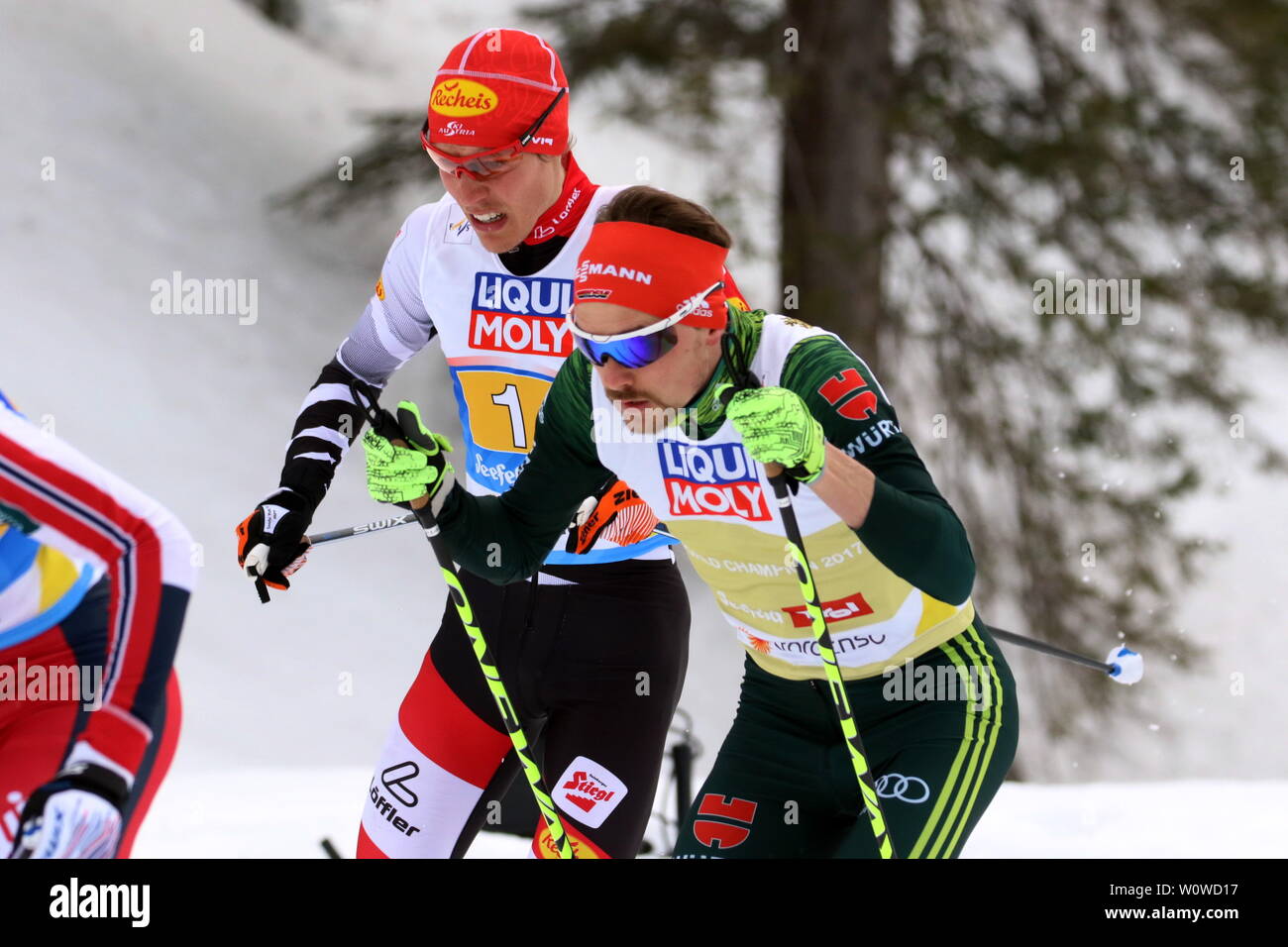 Umkämpfte Aufholjagd: Fabian Riessle (SZ Breitnau /Deutschland) hat zu Franz-Josef Rehrl (WSV Ramsau / Österreich) auf geschlossen bei der Team Nordische Kombination, FIS Nordische Ski-WM 2019 in Seefeld Stock Photo
