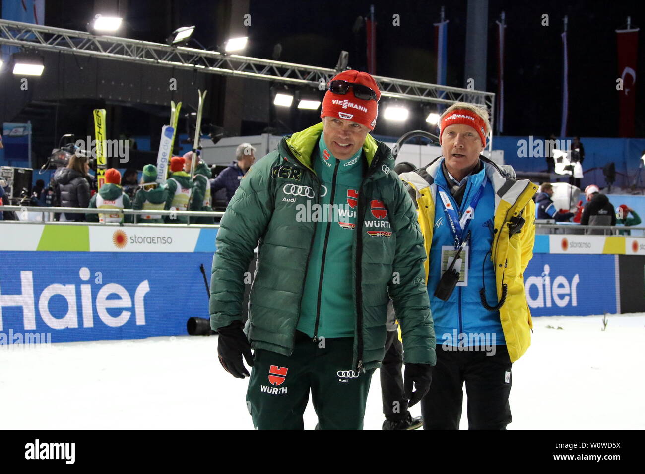 Frauen Bundestrainer Andreas Bauer (Oberstdorf) und Walter Hofer (FIS-Race-Direktor) auf dem Weg zur Siegerehrung für das Mixed Team Skispringen, FIS Nordische Ski-WM 2019 in Seefeld Stock Photo