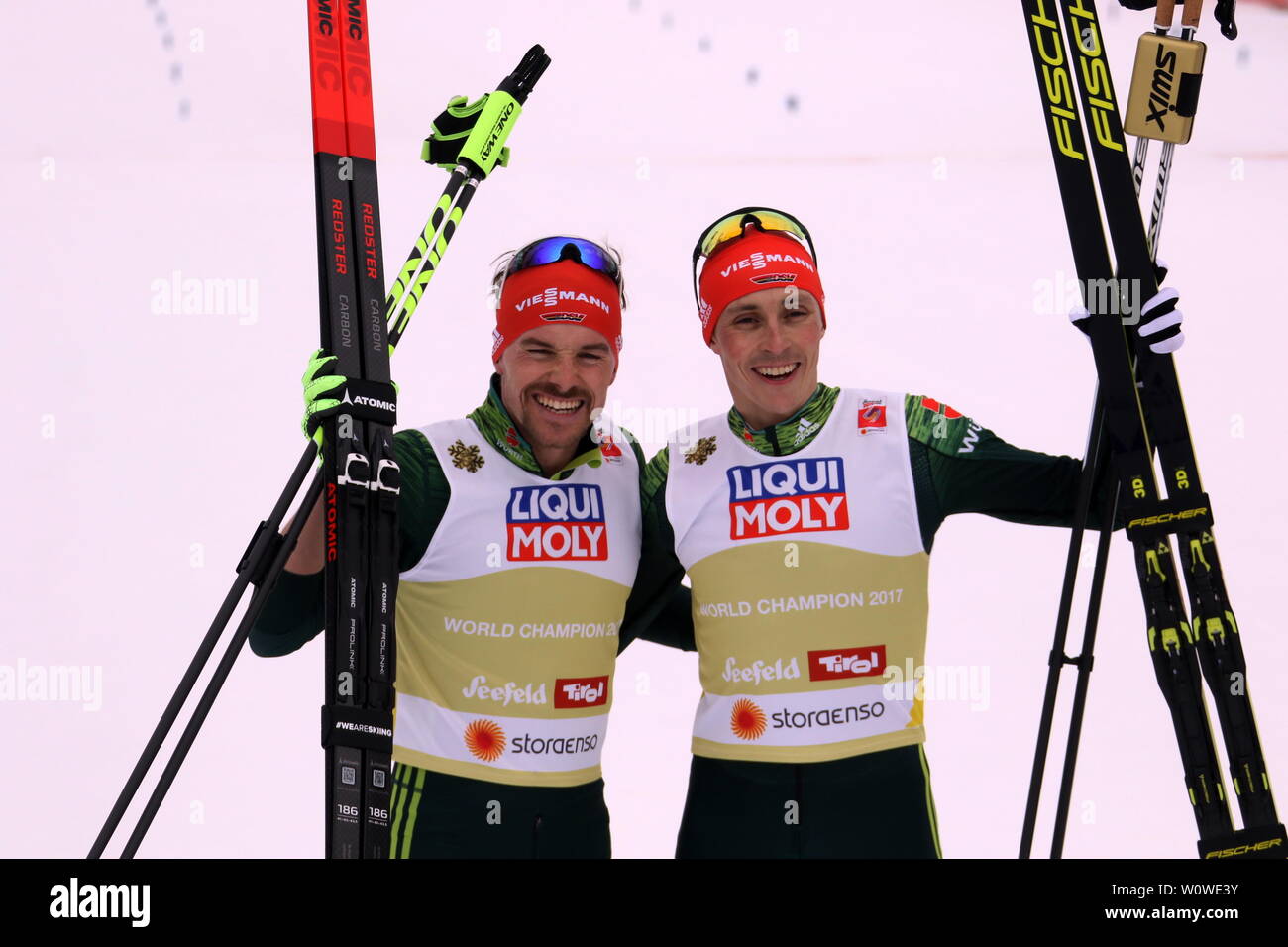 Echte Champions: v.li. Fabian Riessle (SZ Breitnau /Deutschland) und Eric Frenzel (SSV Geyer) jubeln über WM-Titel im Teamsprint Nordic Combined FIS Nordische Ski-WM 2019 in Seefeld Stock Photo