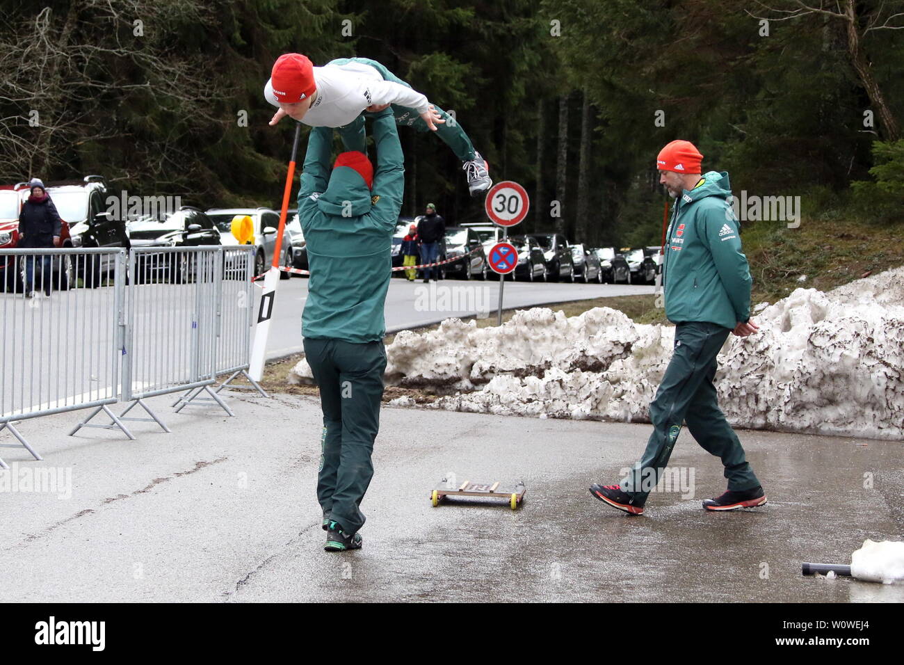Sprung-Imitationsübung eines Athleten vor dem Weltcup Nordische Kombination Schwarzwaldpokal 2019 Stock Photo