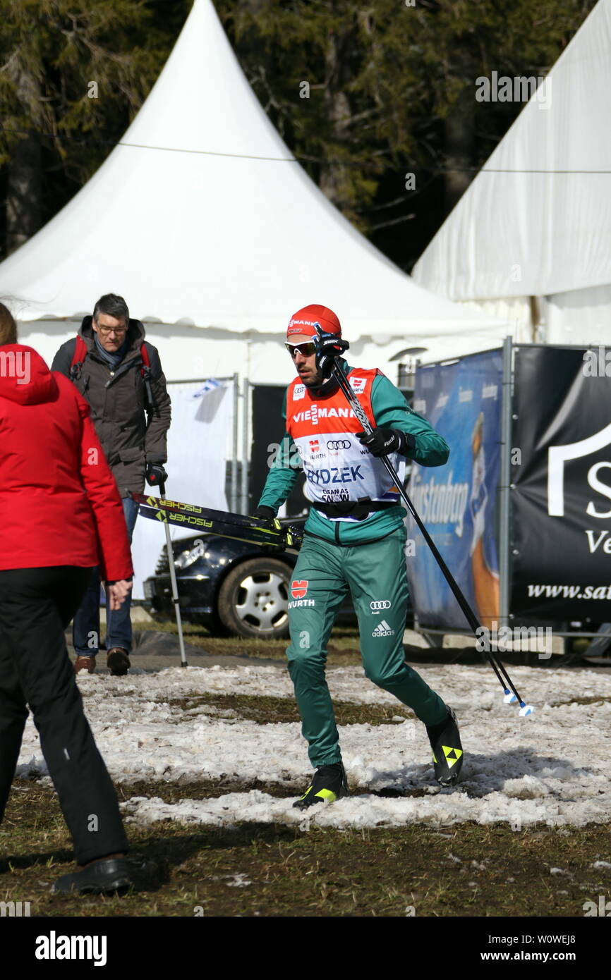 Über die letzten Schneerest schreitet Johannes Rydzek (Oberstdorf) zum  Start beim Weltcup Nordische Kombination Schwarzwaldpokal 2019 Stock Photo  - Alamy