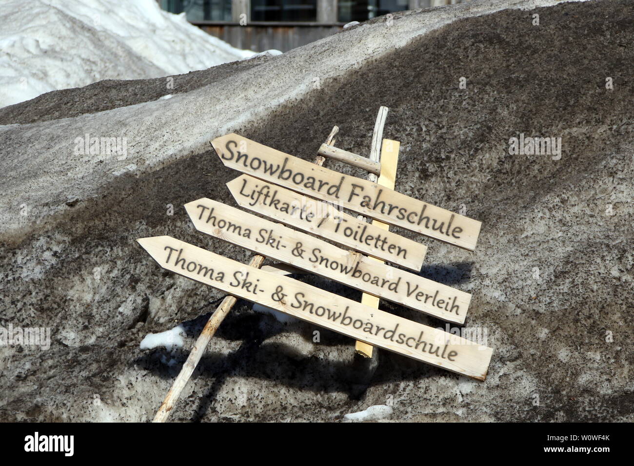 Der Schnee, wie hier am Feldberg, ist dreckig und falul. In der Frühlingssonne kippen die Hinweisschilder um   Themenbild Frühlingstag am Feldberg Stock Photo