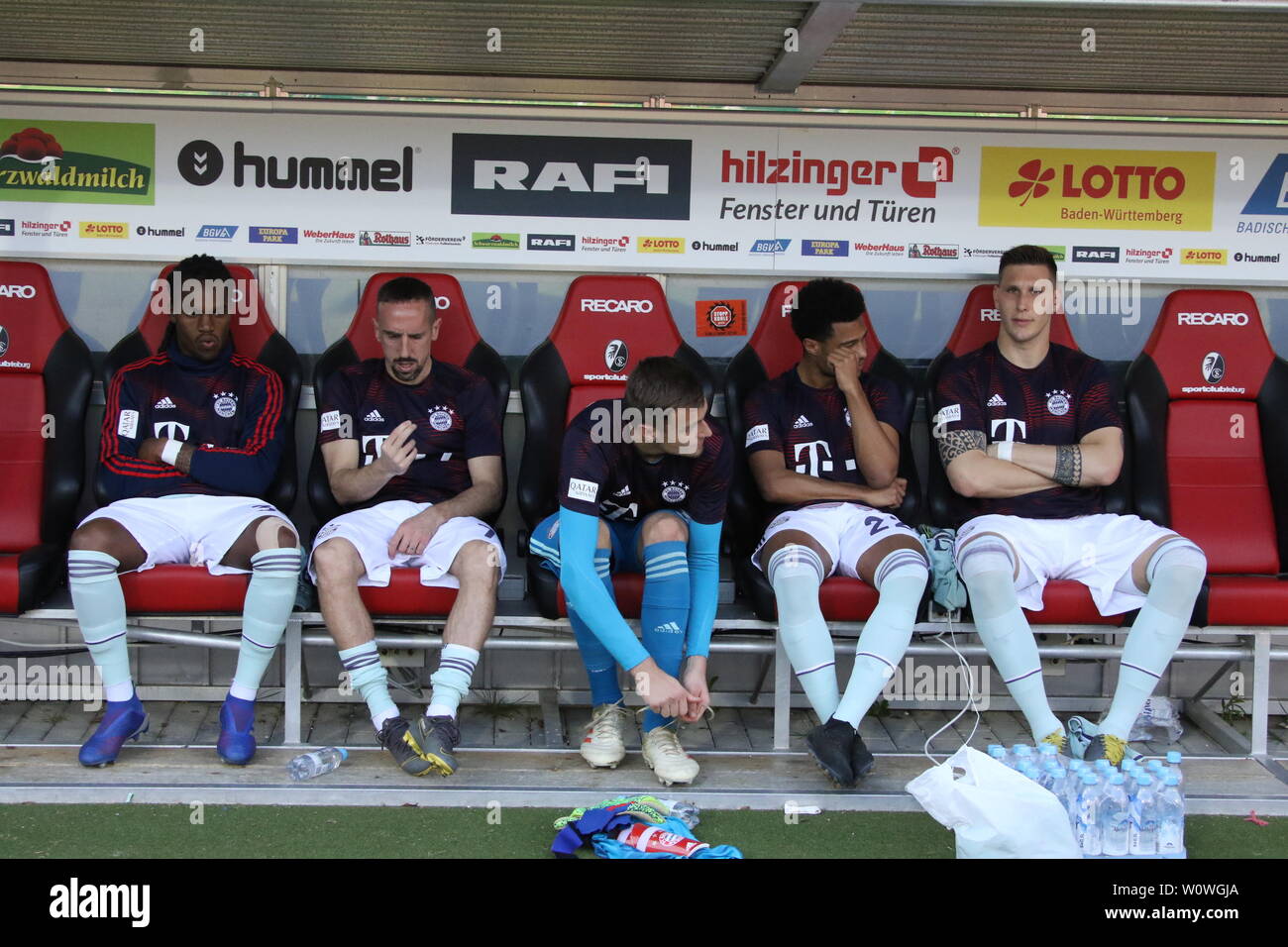 Gut bestückte Bayern-Bank: v.li. Renato Sanches (Bayern Muenchen), Franck Ribery (Bayern), Torwart Christian Fruechtl (Bayern), Serge Gnabry (Bayern, Niklas Süle (Bayern) beim Spiel der 1. BL: 18-19: 27. Sptg. -  SC Freiburg vs. FC Bayern München  DFL REGULATIONS PROHIBIT ANY USE OF PHOTOGRAPHS AS IMAGE SEQUENCES AND/OR QUASI-VIDEO  Foto: Joachim Hahne/johapress Stock Photo