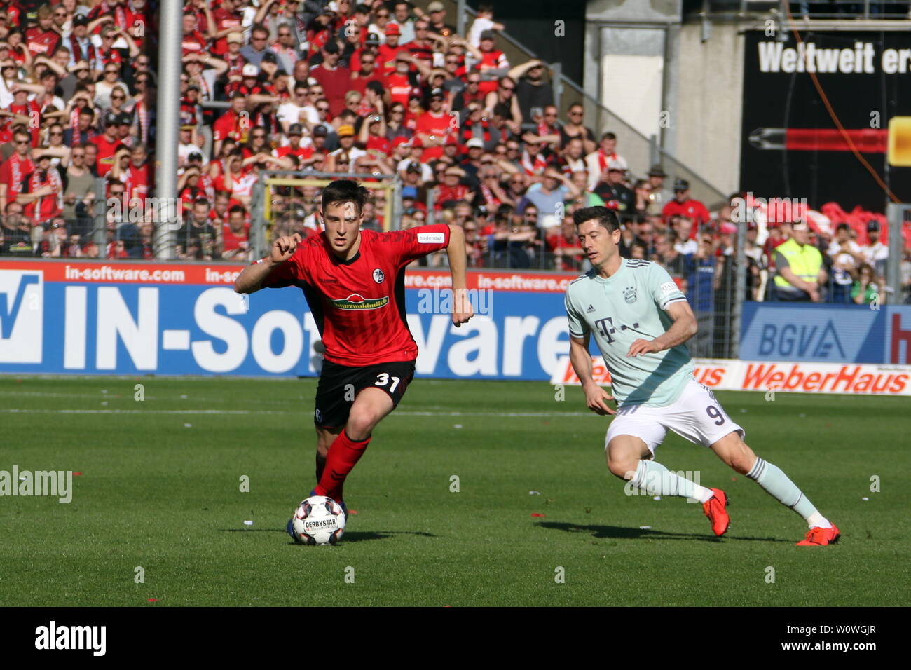 v. li. im Zweikampf   vs Keven Schlotterbeck (Freiburg) und Robert Lewandowski (Bayern),   1. BL: 18-19: 27. Sptg. -  SC Freiburg vs. FC Bayern München  DFL REGULATIONS PROHIBIT ANY USE OF PHOTOGRAPHS AS IMAGE SEQUENCES AND/OR QUASI-VIDEO  Foto: Joachim Hahne/johapress Stock Photo