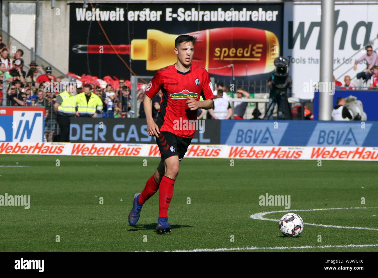 Keven Schlotterbeck (Freiburg) beim Spiel der 1. BL: 18-19: 27. Sptg. -  SC Freiburg vs. FC Bayern München  DFL REGULATIONS PROHIBIT ANY USE OF PHOTOGRAPHS AS IMAGE SEQUENCES AND/OR QUASI-VIDEO  Foto: Joachim Hahne/johapress Stock Photo