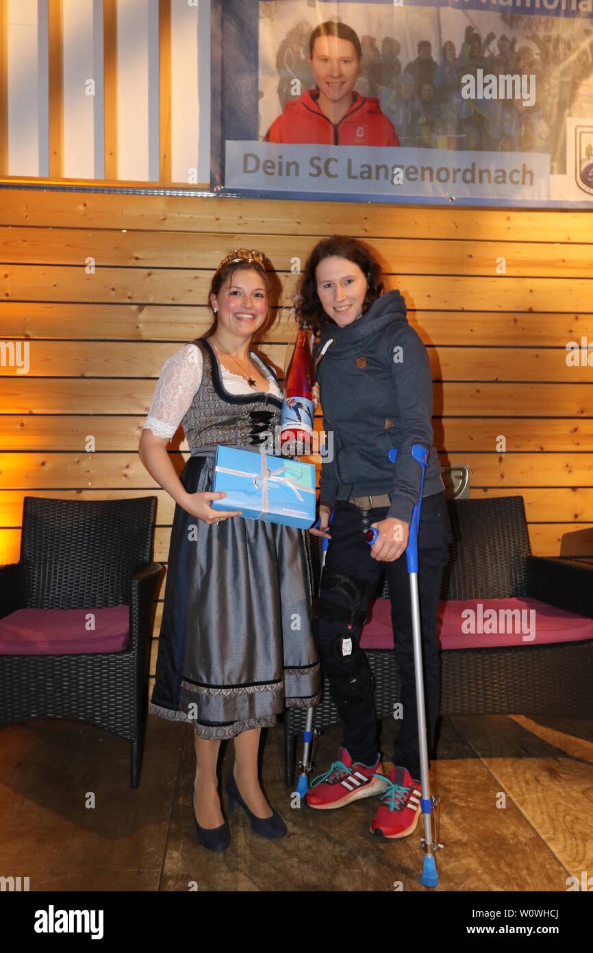 v.li. Weinprinzessin 2018/2019: Sina Erdrich mit Team-Weltmeisterin Ramona Straub (SC Langenordnach) beim  Empfang der WM-Teilnehmer 2019 Breitnau Stock Photo