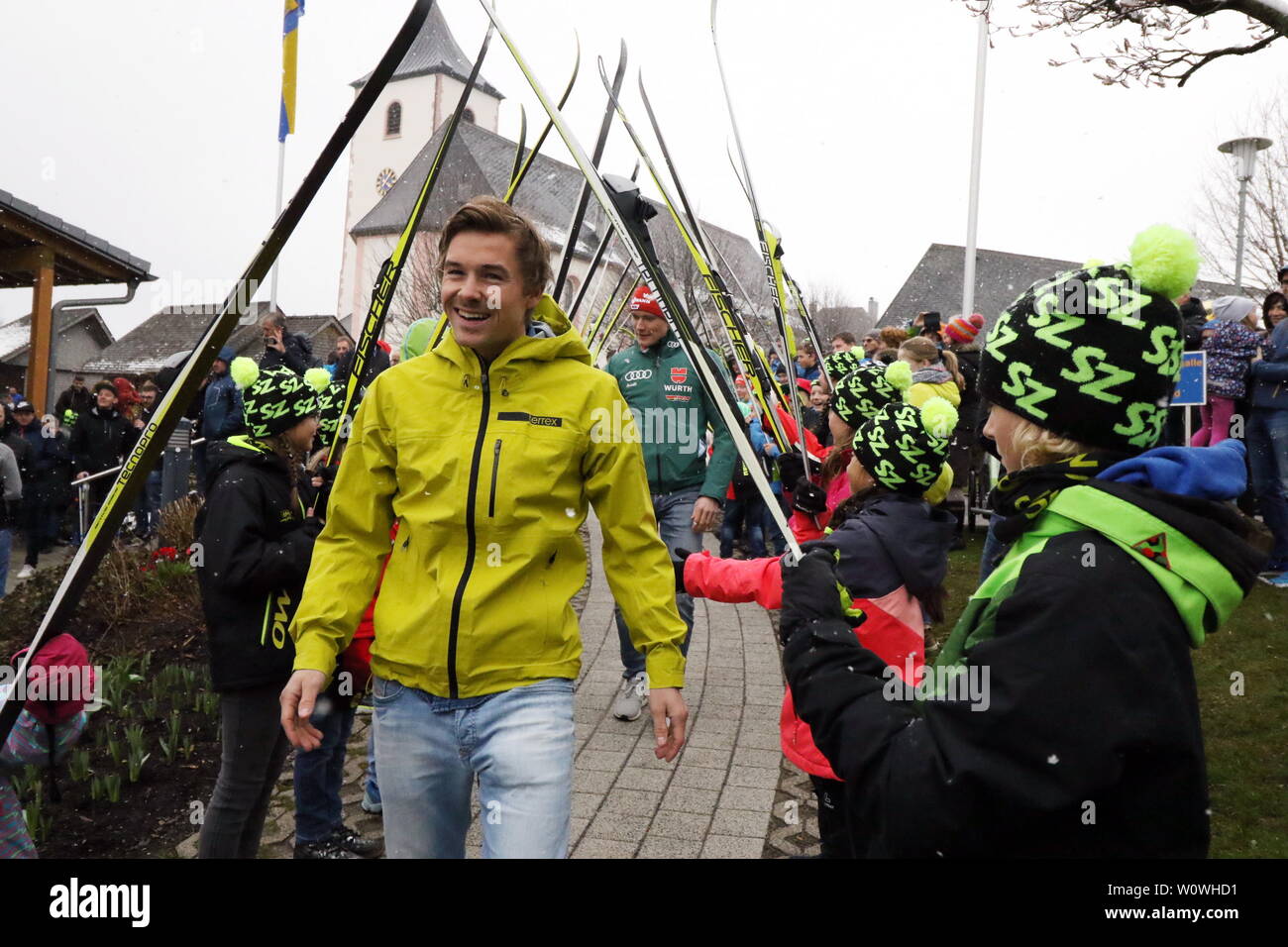 Der Weltmeister Fabian Rießle (SZ Breitnau /Deutschland) schreitet durch das Spalier der Nachwuchssportler der SZ Breitnau beim Empfang der WM-Teilnehmer 2019 Breitnau Stock Photo