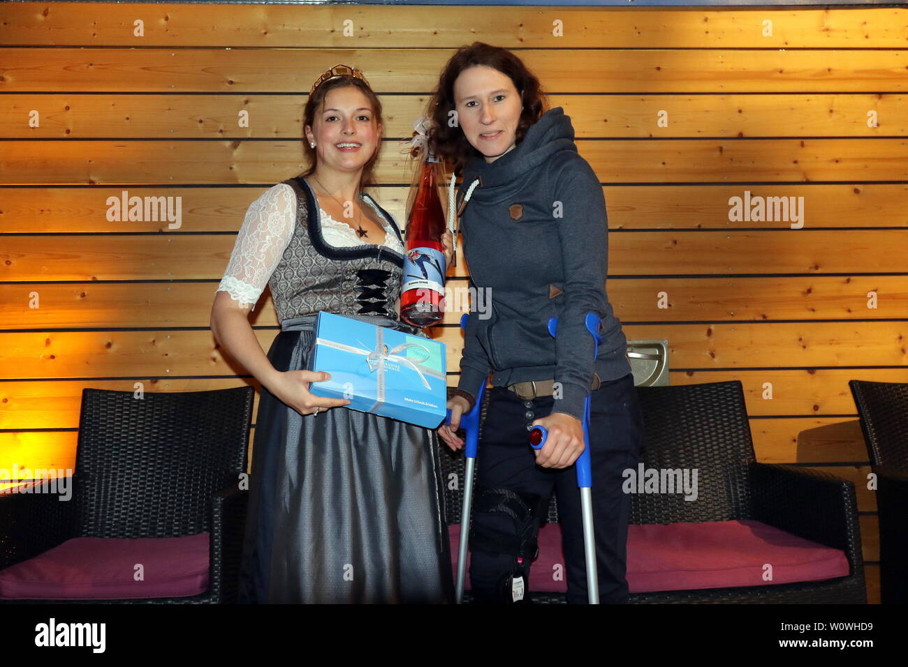 v.li. Weinprinzessin 2018/2019: Sina Erdrich mit Ramona Straub (SC Langenordnach) beim Empfang der WM-Teilnehmer 2019 Breitnau Stock Photo