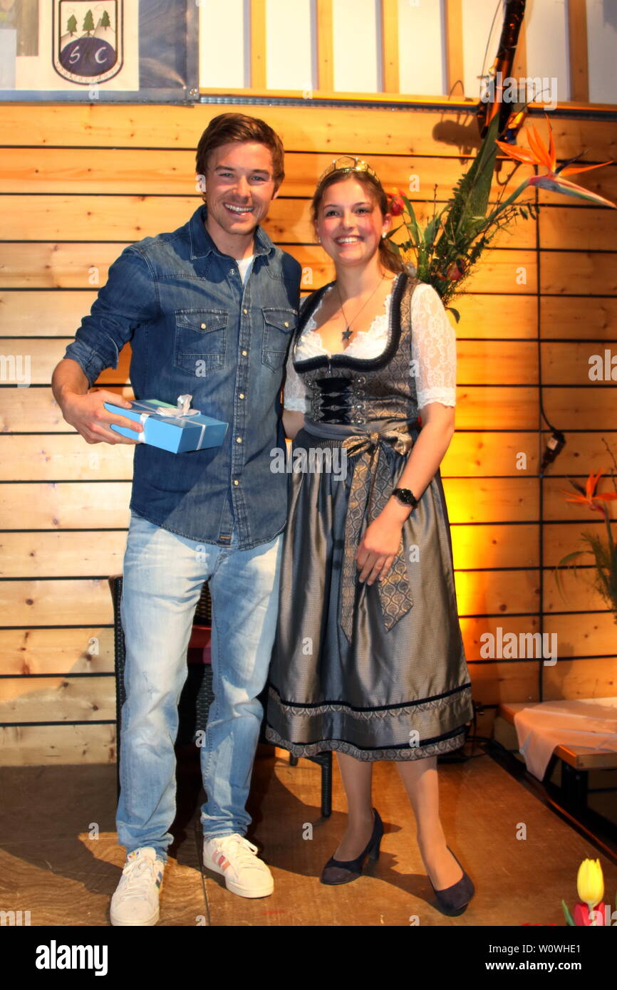 Fabian Rießle (SZ Breitnau /Deutschland) mit Weinprinzessin 2018/2019: Sina Erdrich beim Empfang der WM-Teilnehmer 2019 Breitnau Stock Photo