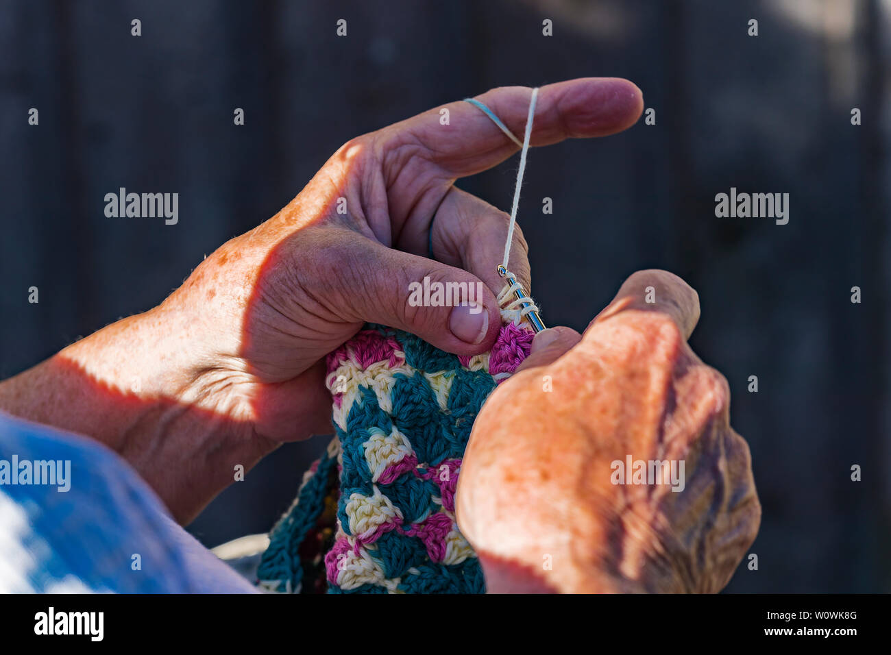 Häkelnde fleißige Hände bei der Arbeit.  Crocheting diligent hands at work. Stock Photo
